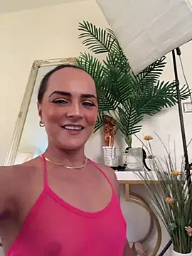 Snapshot of SiennaRosse chatting on June 20, 2026, 4:21 pm SiennaRosse online show from June 20, 2026, 4:21 pm