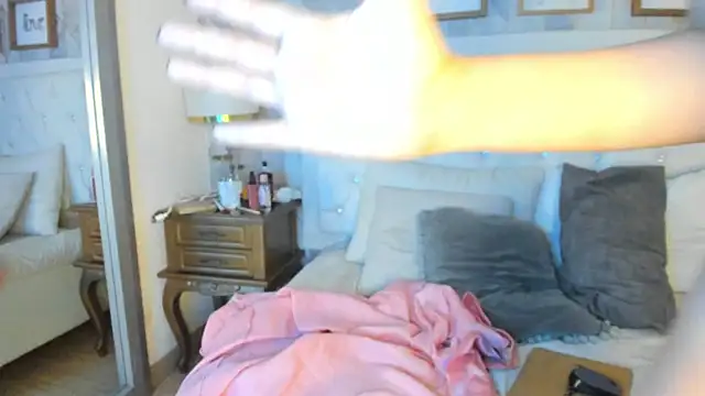 scarlett thompson 7 online show from November 10, 2025, 3:05 am