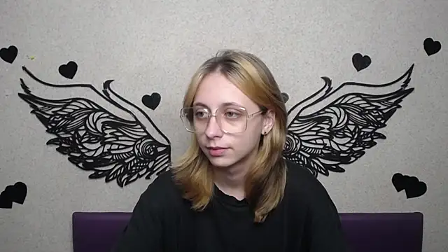 TracyLll online show from November 22, 2025, 11:53 am