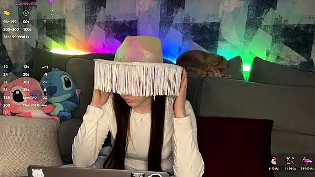 OhNicolle online show from November 14, 2025, 9:02 pm