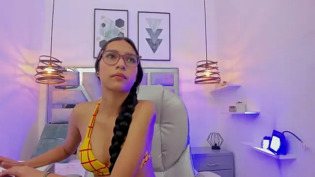 laura stuar online show from October 31, 2025, 11:55 am