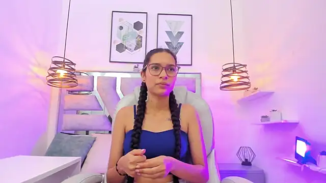 laura stuar online show from November 26, 2025, 1:12 pm