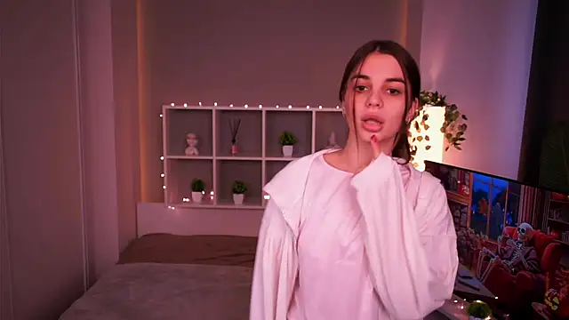 LauraHansil online show from November 8, 2025, 6:57 am