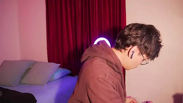 estmonnn online show from April 7, 2026, 12:33 am