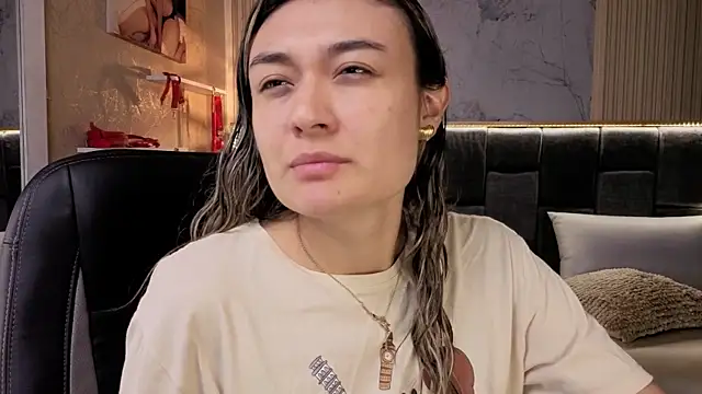 Im-Lola online show from November 29, 2025, 11:19 pm