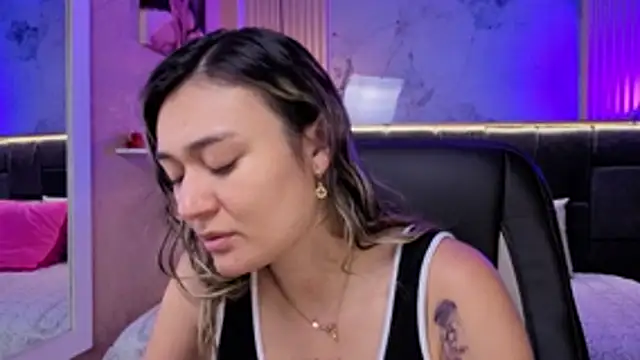 Im-Lola online show from December 13, 2025, 7:53 pm