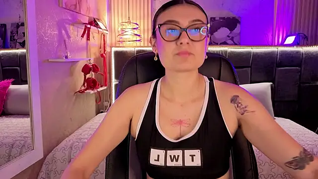 Im-Lola online show from March 17, 2026, 8:56 pm