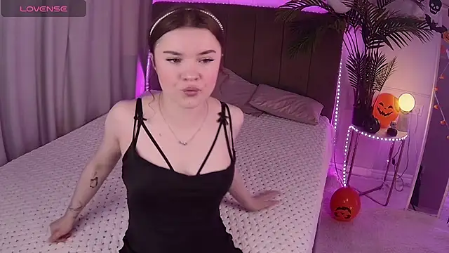 Snapshot of Alice_Bloome chatting on November 2, 2025, 5:54 am Alice Bloome online show from November 2, 2025, 5:54 am