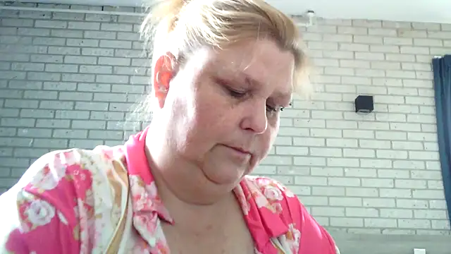 Sylviastar46 online show from April 18, 2026, 8:07 am