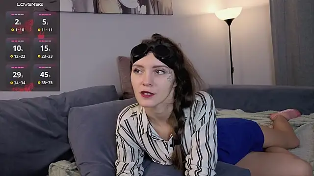 LauraYoungg online show from October 31, 2025, 7:37 pm