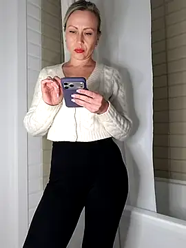 Snapshot of Elle_Milfa chatting on April 21, 2026, 9:50 pm Elle Milfa online show from April 21, 2026, 9:50 pm