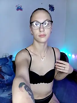 Snapshot of Laurazec chatting on November 16, 2025, 8:47 pm Laurazec online show from November 16, 2025, 8:47 pm