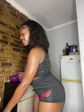 SP1CY MOMMY online show from February 5, 2026, 6:56 pm