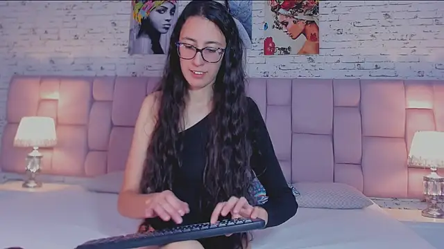 Snapshot of GirafMusic chatting on November 15, 2025, 1:18 pm GirafMusic online show from November 15, 2025, 1:18 pm