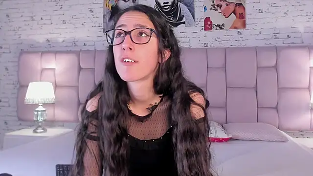 Snapshot of GirafMusic chatting on November 21, 2025, 1:10 pm GirafMusic online show from November 21, 2025, 1:10 pm