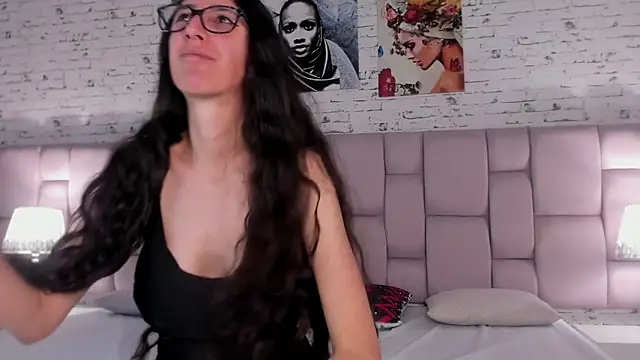 Snapshot of GirafMusic chatting on November 24, 2025, 1:22 pm GirafMusic online show from November 24, 2025, 1:22 pm