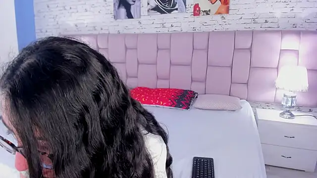 Snapshot of GirafMusic chatting on December 2, 2025, 1:05 pm GirafMusic online show from December 2, 2025, 1:05 pm