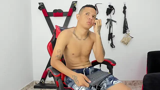 Steven19 LatinBoy online show from November 11, 2025, 11:43 am