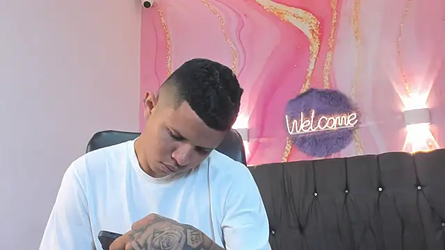 Steven19 LatinBoy online show from November 25, 2025, 11:54 am