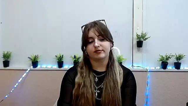 Dance  Queen online show from November 3, 2025, 11:55 am