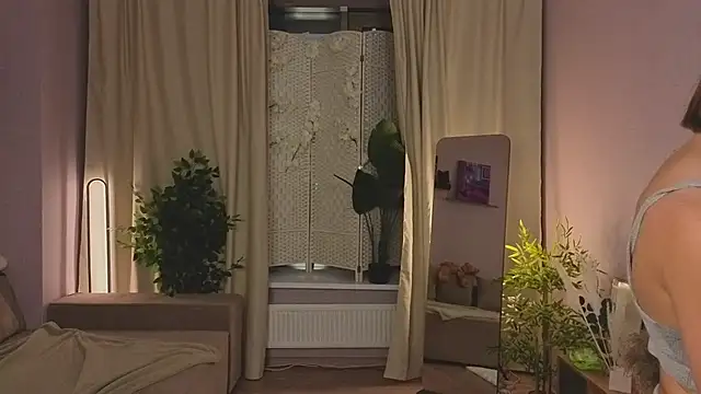 LouiseCollins online show from November 5, 2025, 12:05 pm