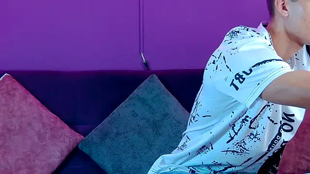 AlessioVitale online show from November 30, 2025, 1:37 pm