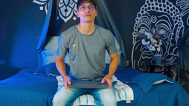 AlessioVitale online show from December 20, 2025, 12:01 pm