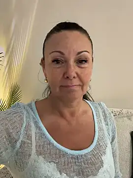 HotLdyllic online show from April 7, 2026, 4:07 pm