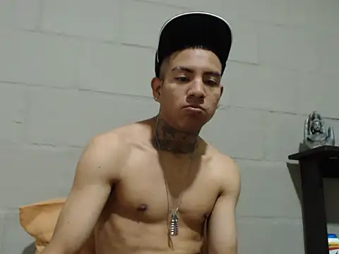 Snapshot of Strongercock chatting on November 2, 2025, 12:35 am Strongercock online show from November 2, 2025, 12:35 am