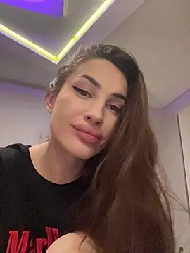 Snapshot of Muna_Luu chatting on October 31, 2025, 10:11 pm Muna Luu online show from October 31, 2025, 10:11 pm