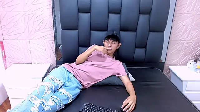 Snapshot of Mortelle_ chatting on January 7, 2026, 7:38 pm Mortelle online show from January 7, 2026, 7:38 pm