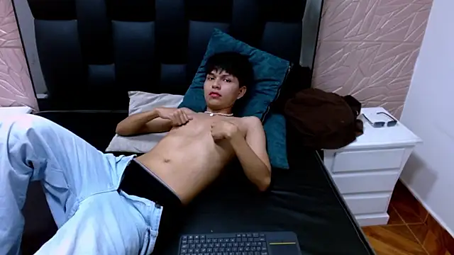 Snapshot of Mortelle_ chatting on January 12, 2026, 8:47 pm Mortelle online show from January 12, 2026, 8:47 pm