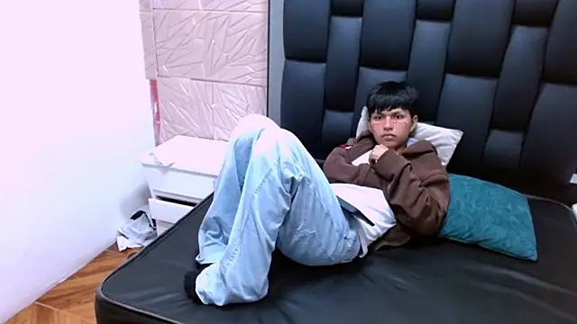 Snapshot of Mortelle_ chatting on January 13, 2026, 10:31 am Mortelle online show from January 13, 2026, 10:31 am