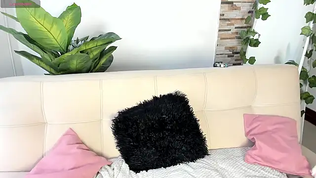 Evelyn R  online show from April 18, 2026, 9:26 pm