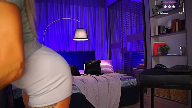 Nikki  Amour online show from March 6, 2026, 6:43 am