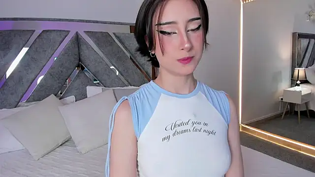 EmmaCollins    online show from November 27, 2025, 12:18 pm