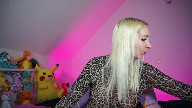 Snapshot of StellaCinderella chatting on October 19, 2025, 1:23 pm StellaCinderella online show from October 19, 2025, 1:23 pm