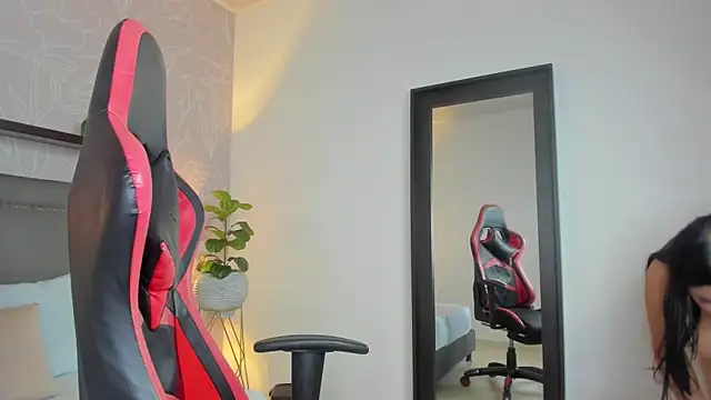 Snapshot of shanel_smithh chatting on November 17, 2025, 12:55 pm shanel smithh online show from November 17, 2025, 12:55 pm