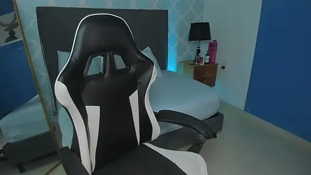 Snapshot of shanel_smithh chatting on December 20, 2025, 12:23 pm shanel smithh online show from December 20, 2025, 12:23 pm