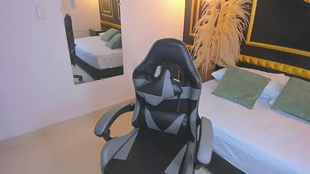 Snapshot of shanel_smithh chatting on January 14, 2026, 12:11 pm shanel smithh online show from January 14, 2026, 12:11 pm