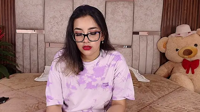 Lorein dim online show from November 24, 2025, 9:58 pm