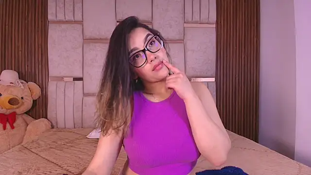 Lorein dim online show from December 2, 2025, 9:10 pm