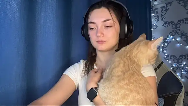 TwotyBright online show from December 18, 2025, 6:08 am