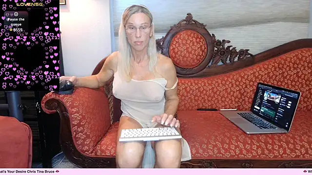 Snapshot of ChrisTinaBruce chatting on November 16, 2025, 2:00 pm ChrisTinaBruce online show from November 16, 2025, 2:00 pm