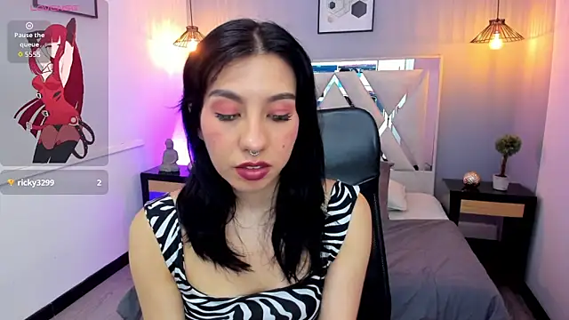 zoe-moreau online show from April 17, 2026, 7:28 pm