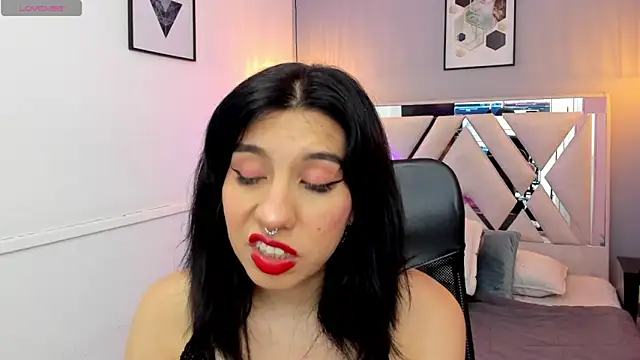 zoe-moreau online show from April 18, 2026, 8:09 pm