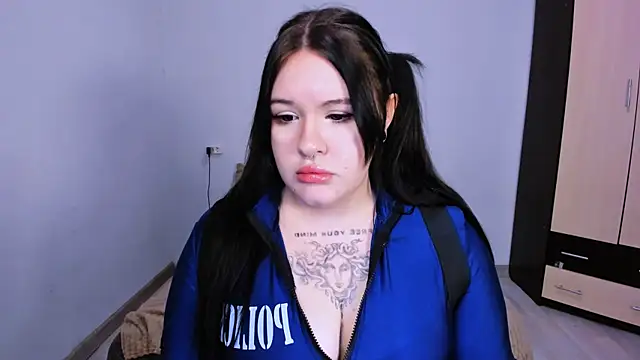 Snapshot of HitoMi2 chatting on November 26, 2025, 9:32 am HitoMi2 online show from November 26, 2025, 9:32 am