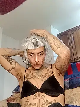 00Travsharongomez online show from November 4, 2025, 1:05 am