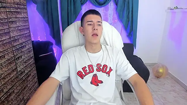 Snapshot of Aleck_Boy chatting on November 13, 2025, 7:24 pm Aleck Boy online show from November 13, 2025, 7:24 pm