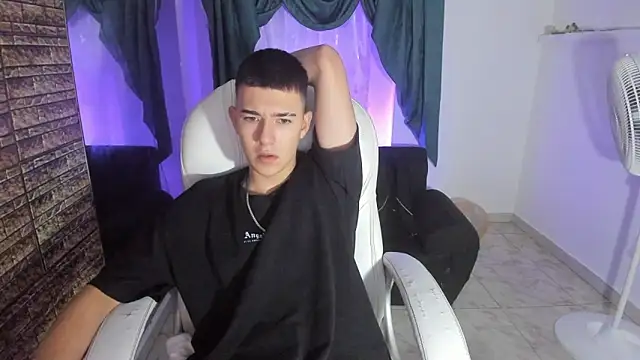 Snapshot of Aleck_Boy chatting on November 20, 2025, 9:03 pm Aleck Boy online show from November 20, 2025, 9:03 pm